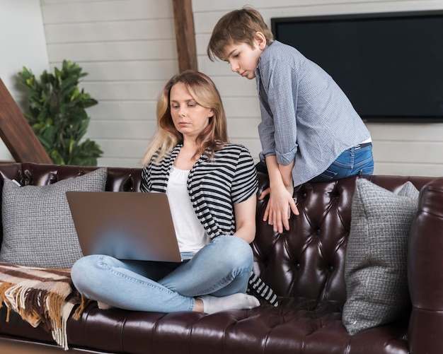 Joven curioso sobre el trabajo de las madres