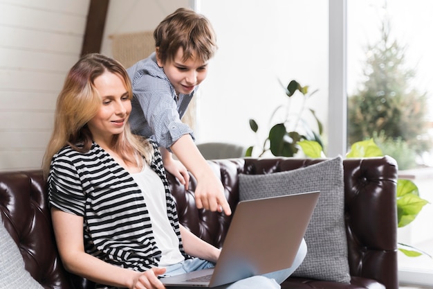 Foto gratuita joven curioso sobre el trabajo de las madres