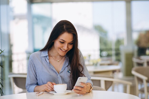 Joven dama bebiendo té en un café