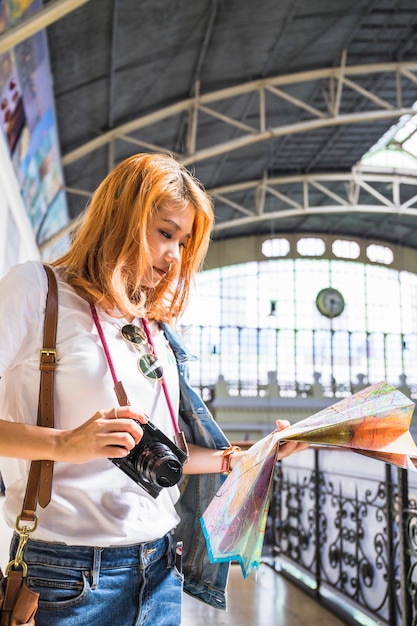 Joven dama en la estación de tren