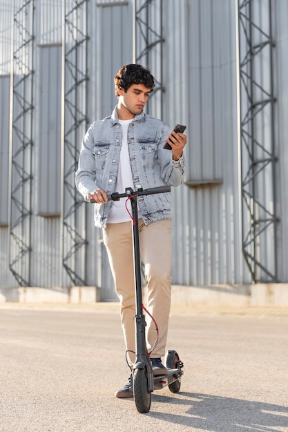 Joven dando un paseo con un scooter