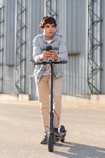 Joven dando un paseo con un scooter