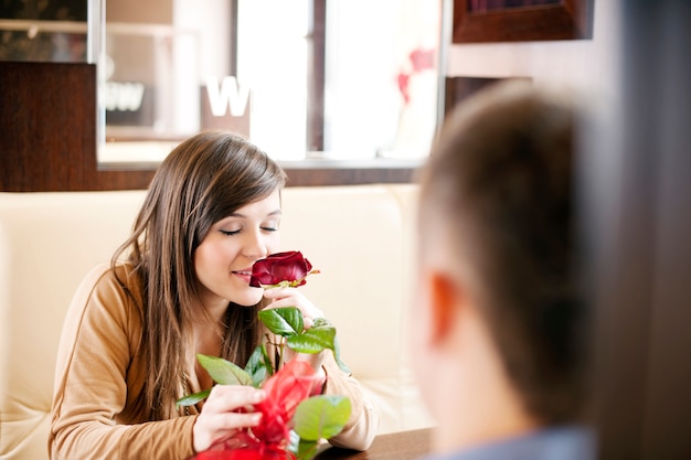 Joven dando una rosa a su novia