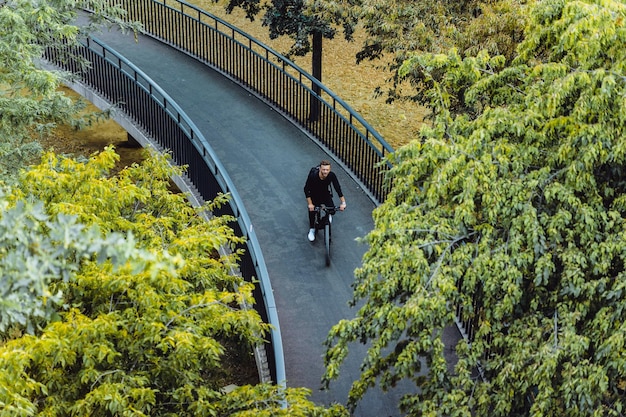 Foto gratuita joven deportista en bicicleta en una ciudad europea. deportes en entornos urbanos.