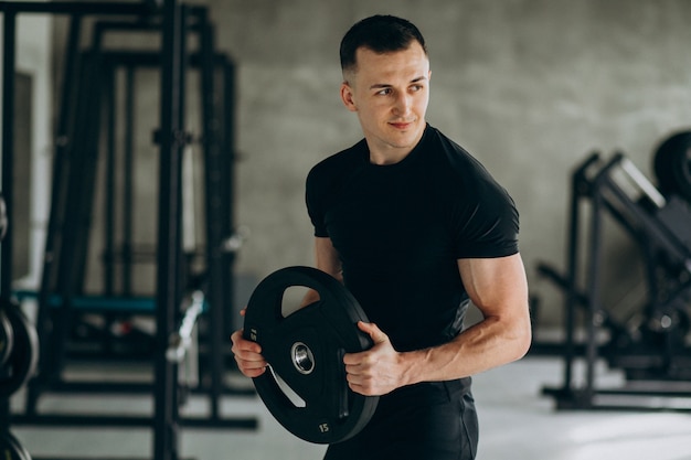 Foto gratuita joven deportista entrenando en el gimnasio