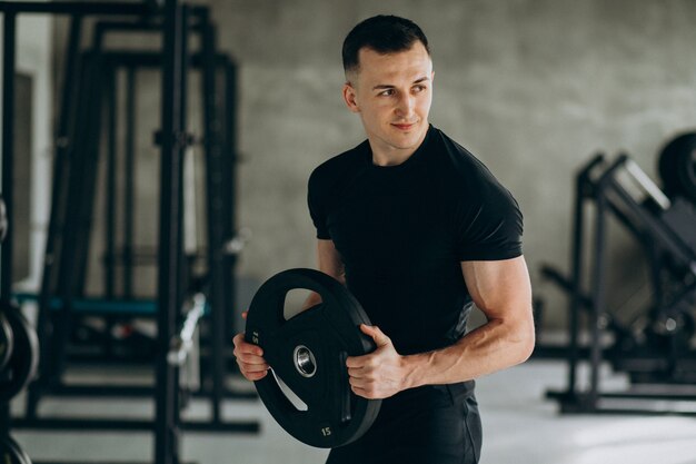 Joven deportista entrenando en el gimnasio