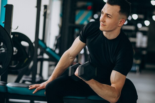 Joven deportista entrenando en el gimnasio