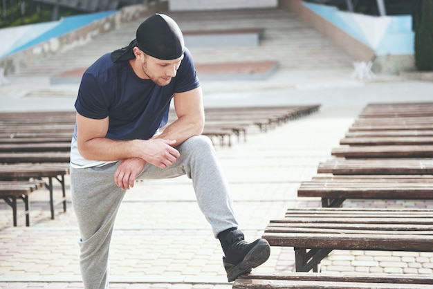 Joven deportista haciendo parkour en la ciudad.