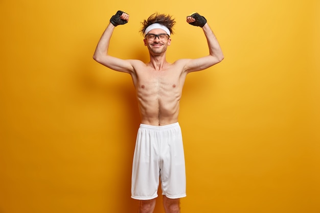 Joven deportista preparándose para su entrenamiento aislado