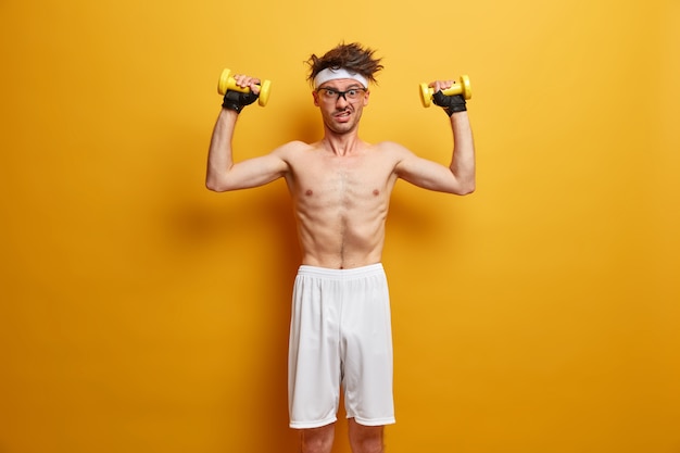 Joven deportista preparándose para su entrenamiento aislado