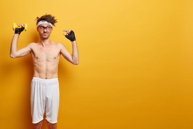 Joven deportista preparándose para su entrenamiento aislado