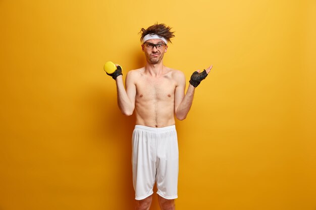 Joven deportista preparándose para su entrenamiento aislado