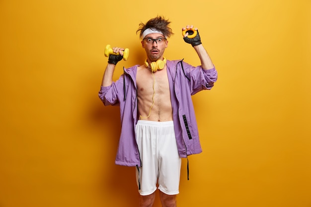 Joven deportista preparándose para su entrenamiento aislado