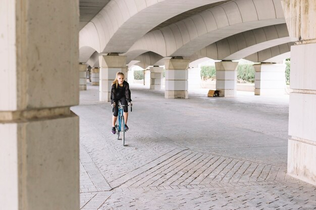 Joven deportiva en bicicleta