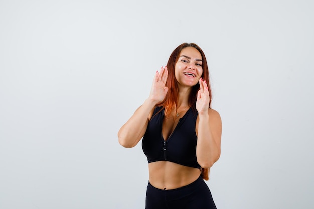 Joven deportiva con cabello largo gritando