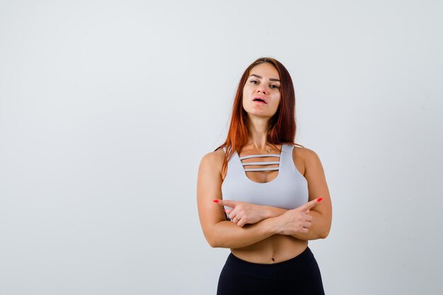 Joven deportiva con cabello largo en un top gris