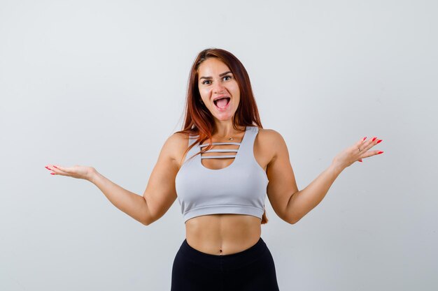 Joven deportiva con cabello largo en un top gris