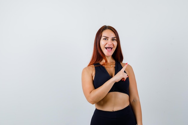 Joven deportiva con cabello largo en un top negro