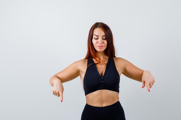 Joven deportiva con cabello largo en un top negro