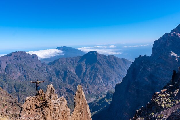 Joven después de terminar la caminata en la cima del volcán de Caldera.