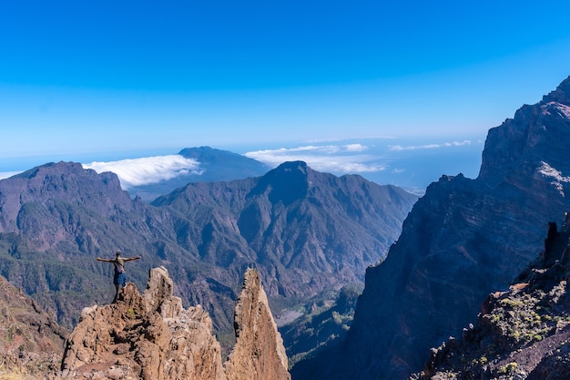 Joven después de terminar la caminata en la cima del volcán de Caldera.