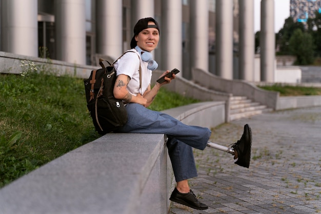 Joven discapacitado con prótesis de pierna al aire libre