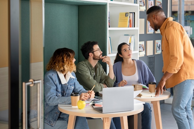 Joven discutiendo con sus colegas durante la sesión de estudio