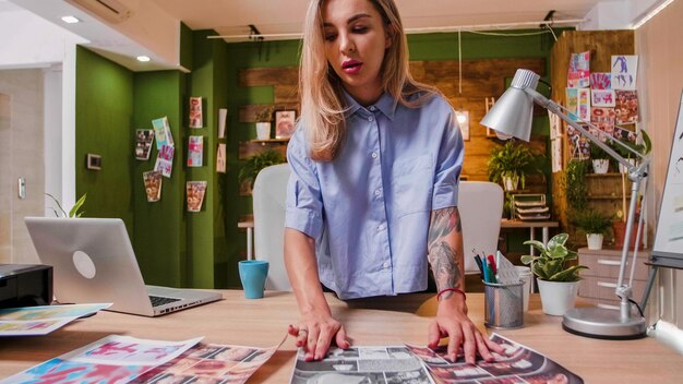 Joven diseñador mirando algunos estampados para elegir el mejor. empleado de la agencia