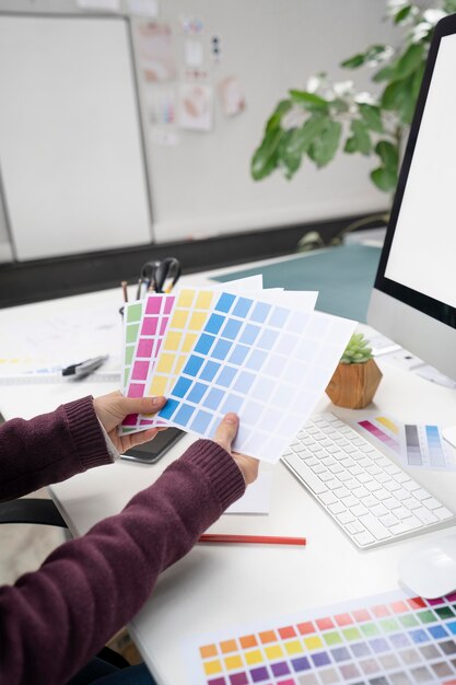 Joven diseñadora eligiendo los colores adecuados para un logotipo