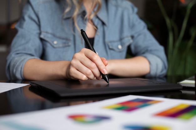 Joven diseñadora de logotipos trabajando en una tableta gráfica