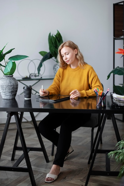 Joven diseñadora de logotipos trabajando en una tableta gráfica