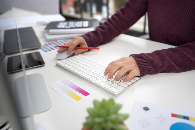 Joven diseñadora trabajando en un proyecto