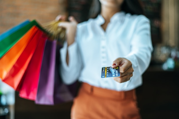 Foto gratuita joven disfruta de compras con tarjetas de crédito.