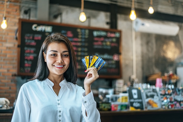 Joven disfruta de compras con tarjetas de crédito.