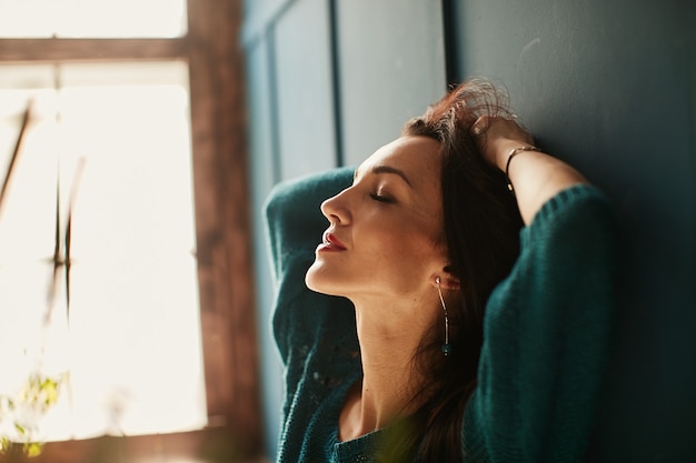 Foto gratuita una joven disfruta de la vida a la luz del sol.