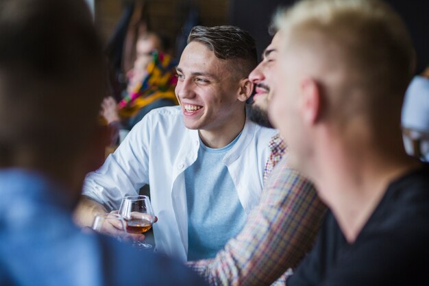 Joven disfrutando de bebidas con sus amigos