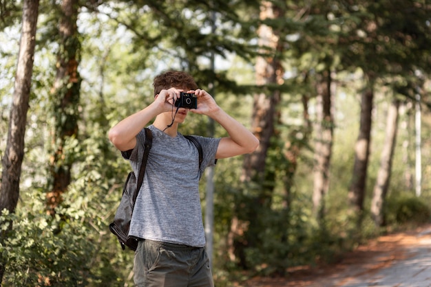 Joven disfrutando de caminar en el bosque