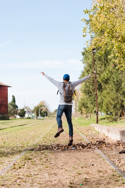 Joven disfrutando de la naturaleza en el parque