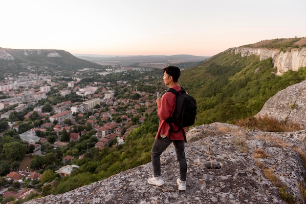 Foto gratuita joven disfrutando del paisaje