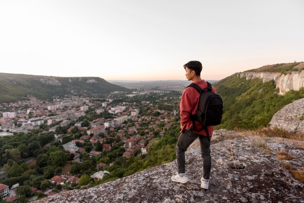 Joven disfrutando del paisaje