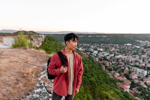 Joven disfrutando del paisaje