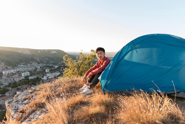 Joven disfrutando del paisaje