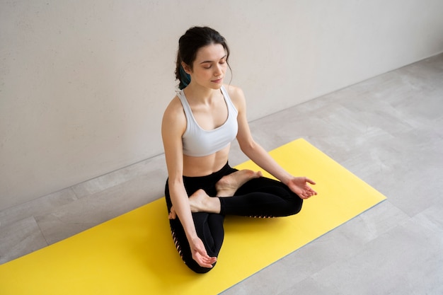 Joven disfrutando del retiro de yoga