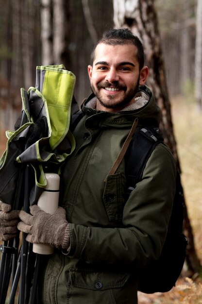 Joven disfrutando de su campamento de invierno