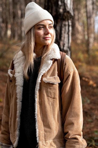 Joven disfrutando de su campamento de invierno