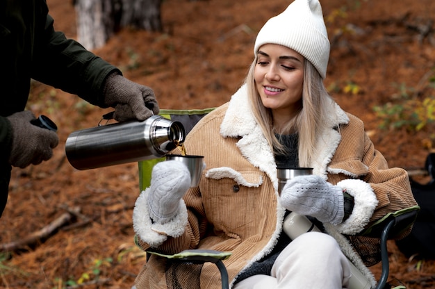 Foto gratuita joven disfrutando de su campamento de invierno