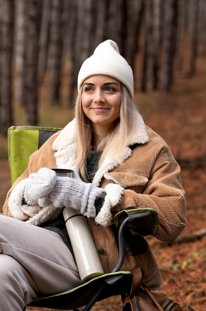 Joven disfrutando de su campamento de invierno