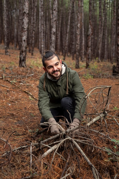 Foto gratuita joven disfrutando de su campamento de invierno