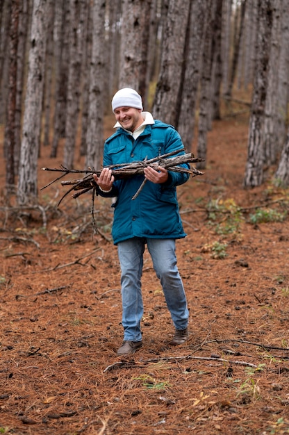 Joven disfrutando de su campamento de invierno