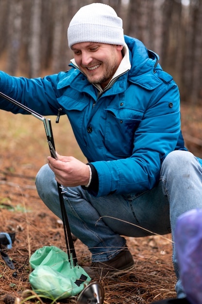 Joven disfrutando de su campamento de invierno